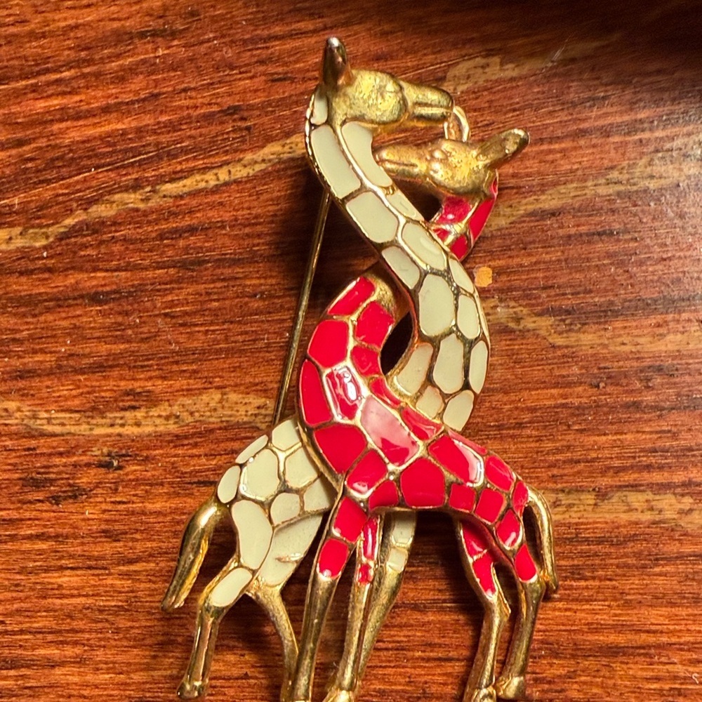 Red and Gold Giraffe Brooch - Picture 4 of 4